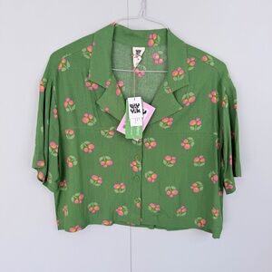 LUCY & YAK Short Sleeve Cropped Shirt in Floral Green
